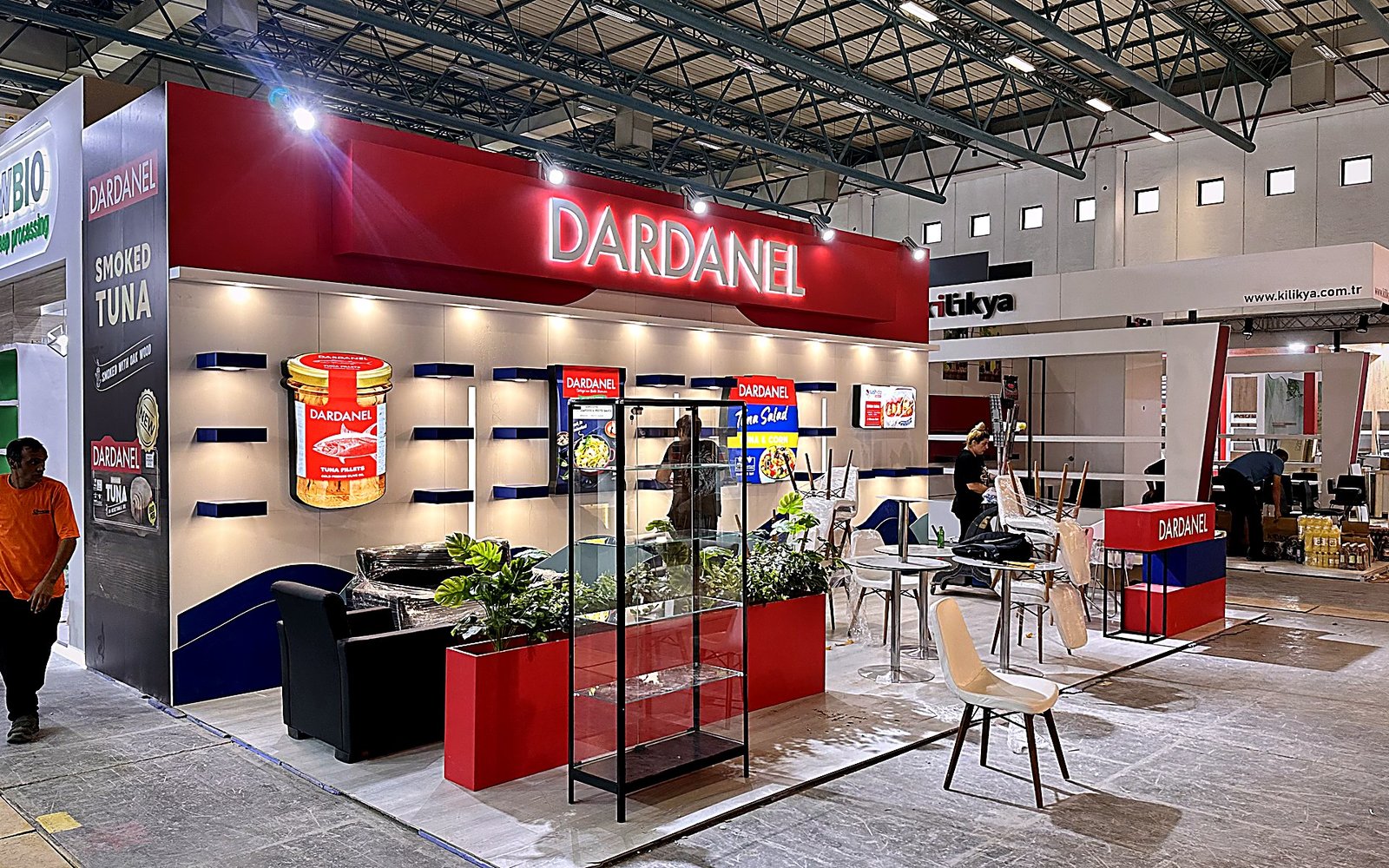 Dardanel standının kırmızı alınlıklı teşhir alanı