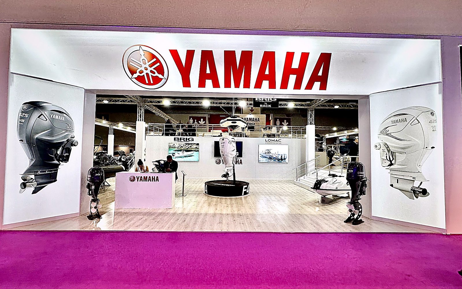 Yamaha Marine standının beyaz cephesi ve motor teşhir alanı